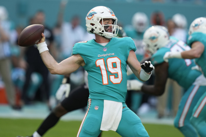 Dolphins, tyres hill, Titans, titans vs dolphins, will Levis, tennessee titans, dolphins vs titans, Miami dolphins tickets, nil team, American football, football, sports, cowboys, broncos